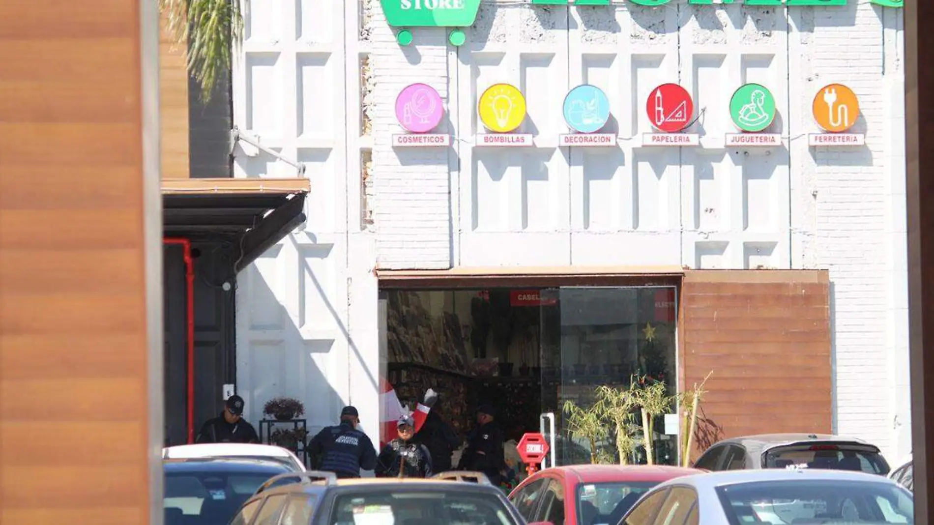 Elementos de la Policía Estatal y de Comercio Exterior realizaron un operativo en la tienda china Home Store de la Isla de Angelópolis